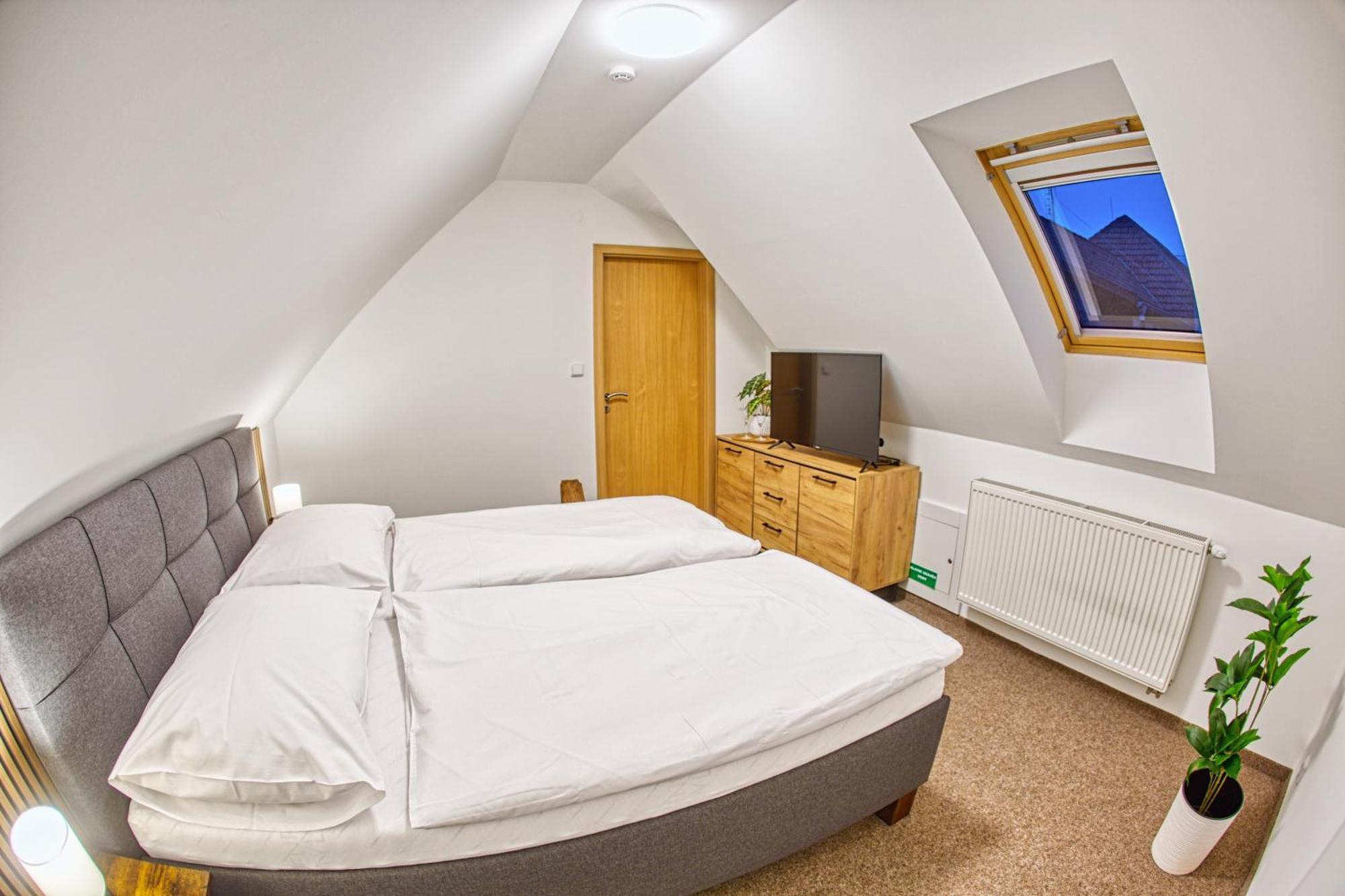 Hotel A Restaurace Ruze Podborany Экстерьер фото